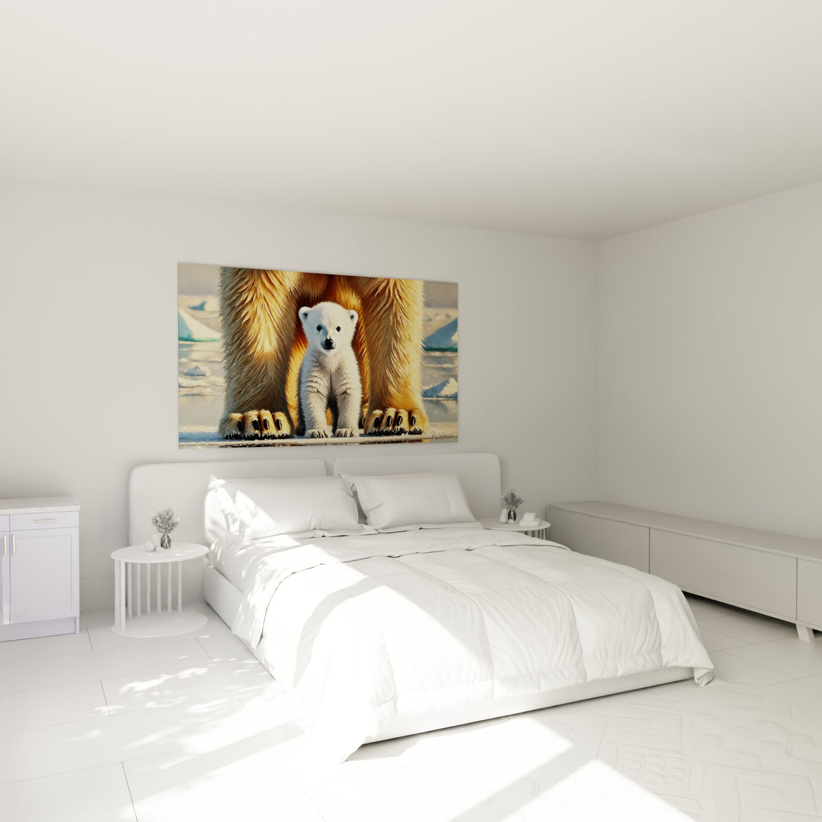 Ourson blanc niché entre pattes fauves dorées, accroché au-dessus d'un lit dans une chambre claire