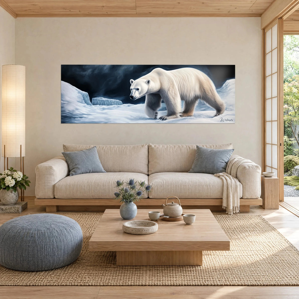 Gemälde Eisbär in cremeweißem Fell, der über die bläulichen Eisschollen geht, nächtlicher Hintergrund, über einem Sofa in einem hellen Wohnzimmer