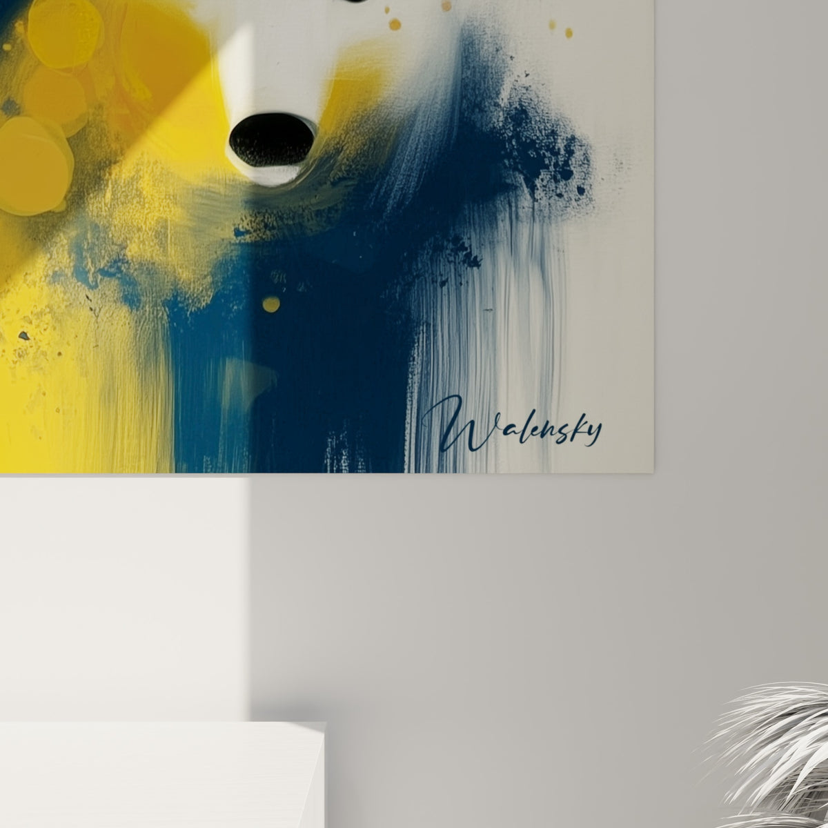 Coulures dorées et empâtements blancs sur fond bleu marine profond, détail rapproché de la toile ours polaire.