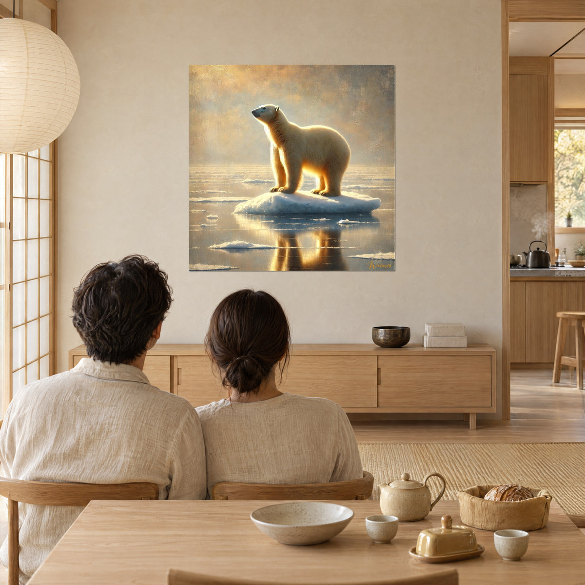 Tableau grand mammifère arctique à la fourrure lumineuse, reflets cuivrés sur l'eau calme, vu par un couple de dos, salle à manger en bois clair