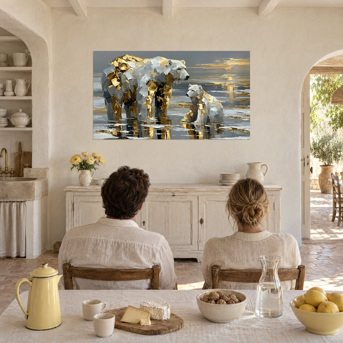 Gemälde großer Eisbär mit sitzendem Jungtier, goldene Malerei und perlgraues Grau, gegenüber einem am Tisch sitzenden Paar in einem provenzalischen Landhaus