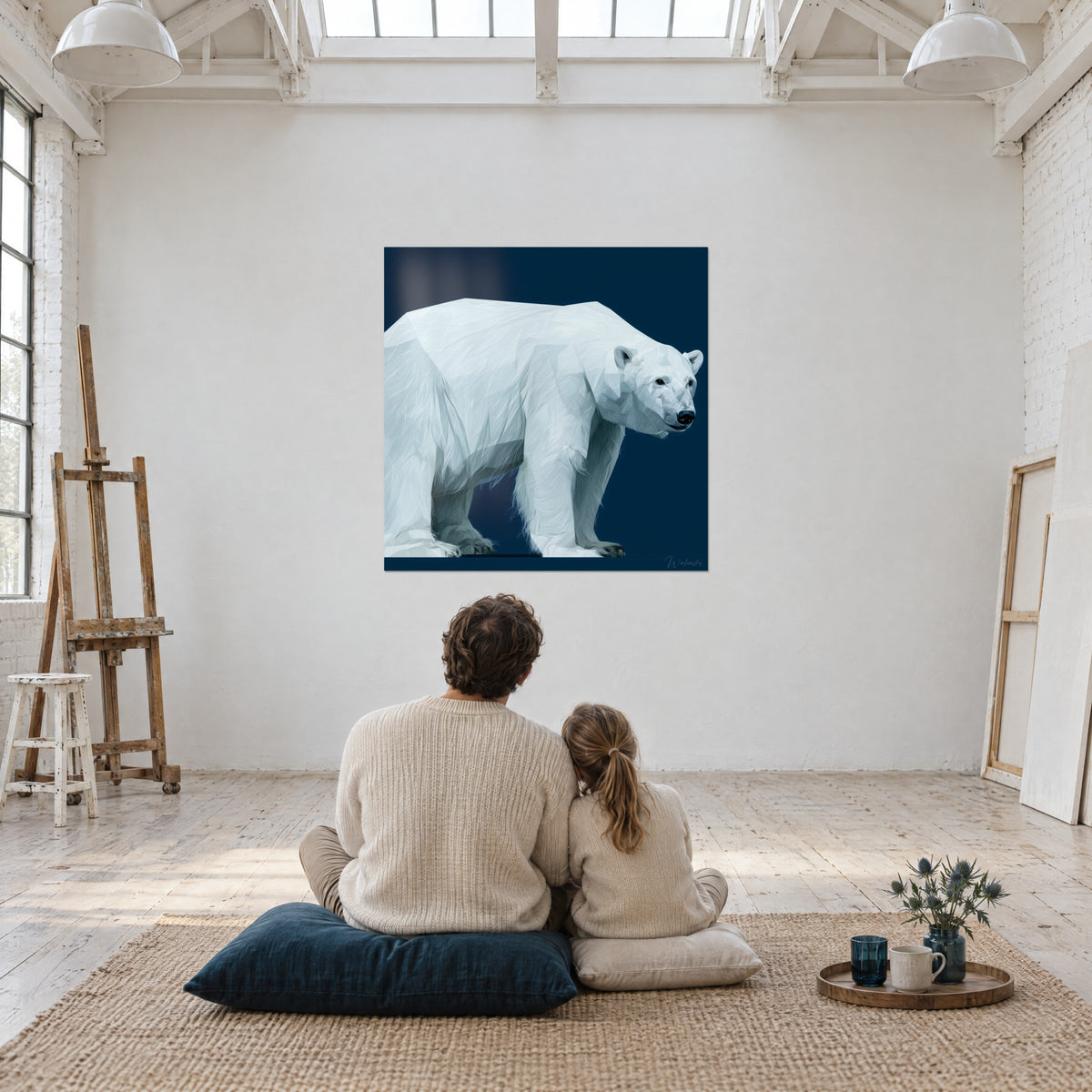 Tableau prédateur polaire blanc nacré sur fond bleu profond, admiré par un adulte et une enfant de dos, assis sur des coussins dans un atelier