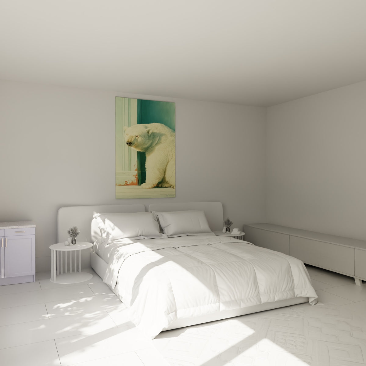Ours polaire crème contre une porte turquoise, au-dessus d'un lit dans une chambre claire