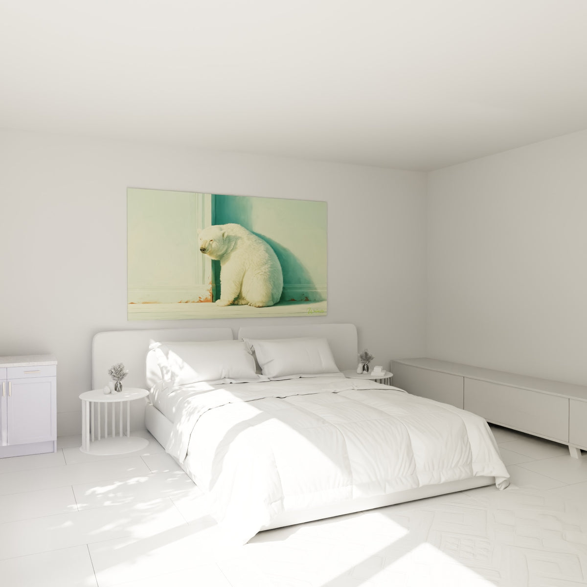 Ourson blanc au pelage crème accroché au-dessus d'un lit dans une chambre claire et apaisée