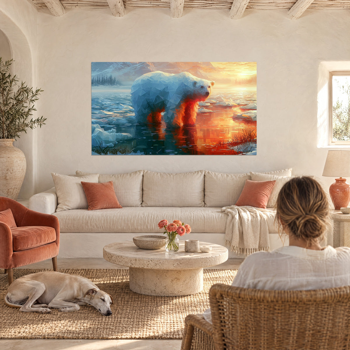 Tableau ours polaire en facettes bleues et orange cuivré sur la banquise, regardé par une femme de dos, au-dessus d'un canapé dans un salon lumineux