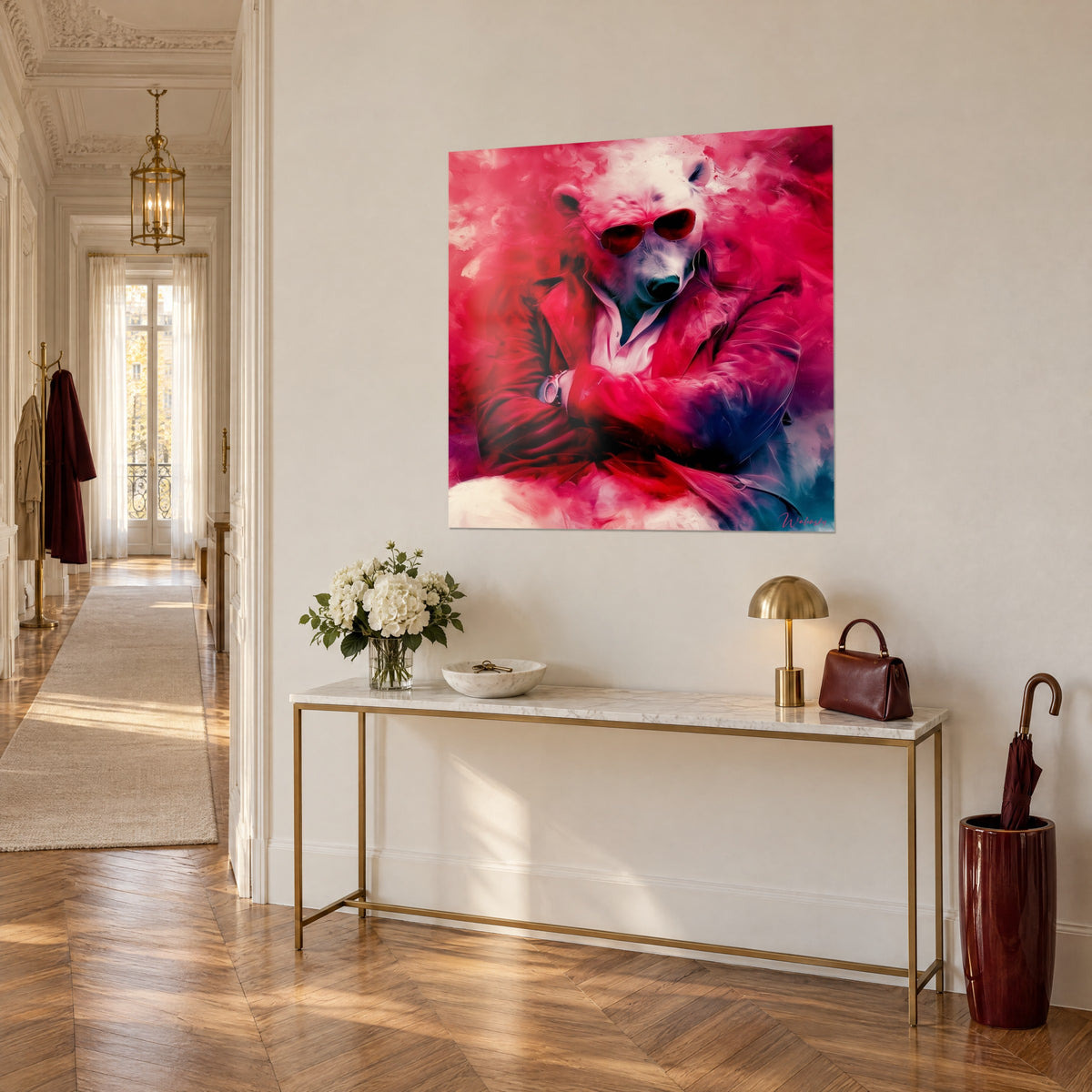 Schilderij poolvos met pilootbril, rood jasje en wit hemd, tegen een beige muur, gouden console in driekwartaanzicht
