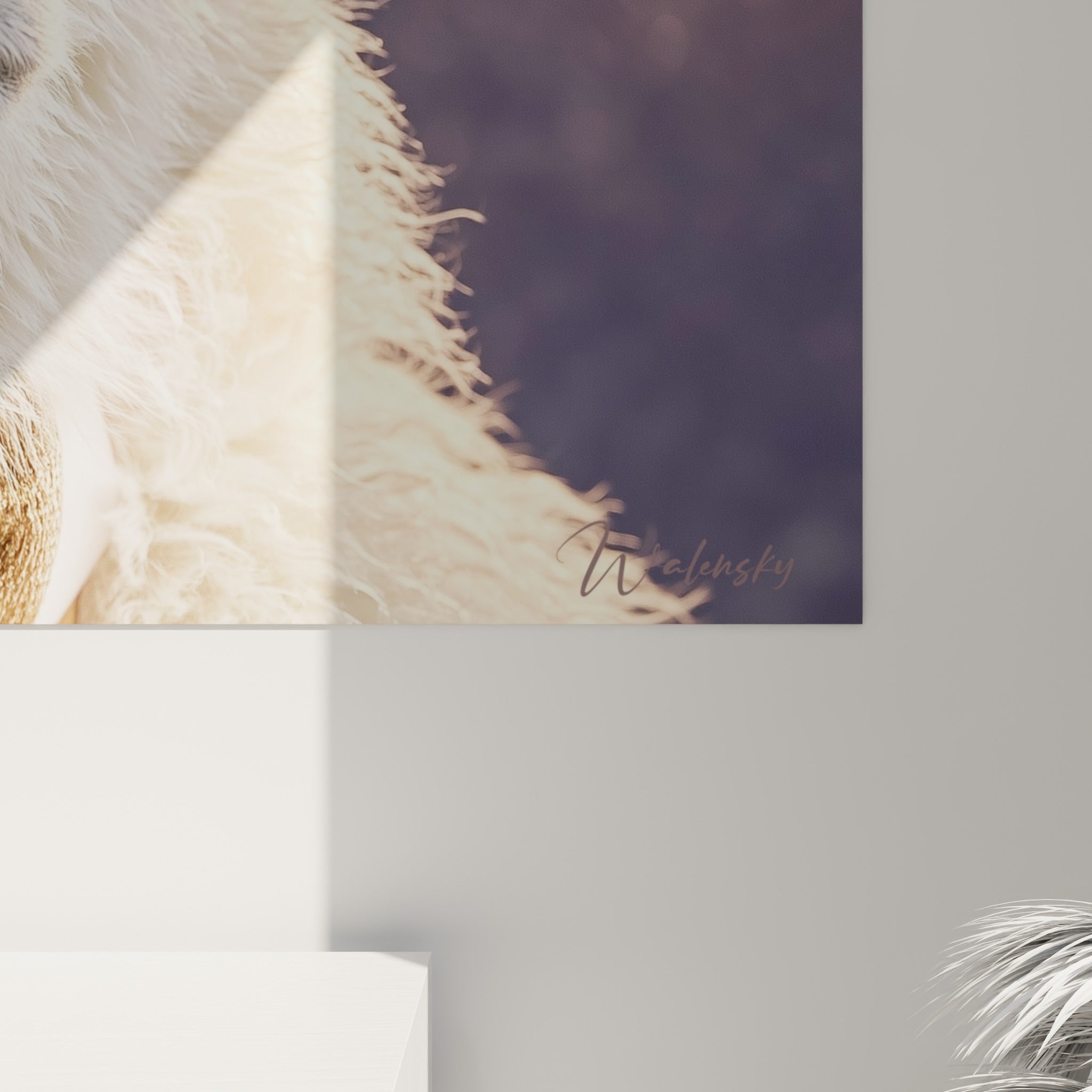 Détail texturé du pelage blanc crème et du nœud papillon doré de l'ours polaire, empâtements visibles