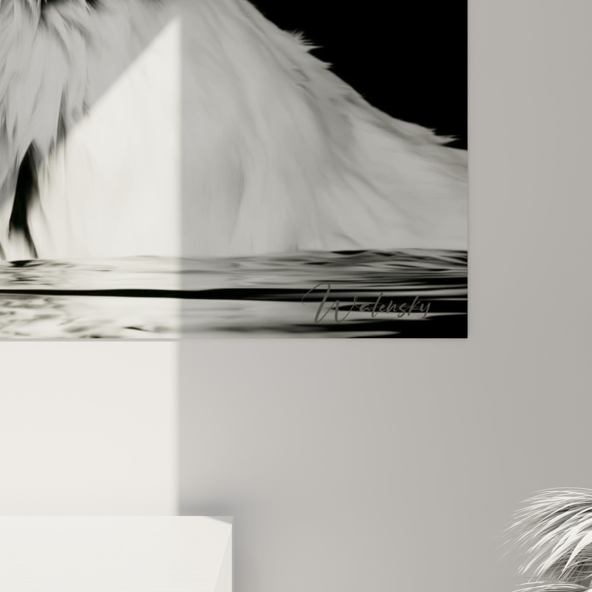 Détail du pelage mouillé blanc et gris d'un ours polaire, grain photographique et reflets noirs visibles