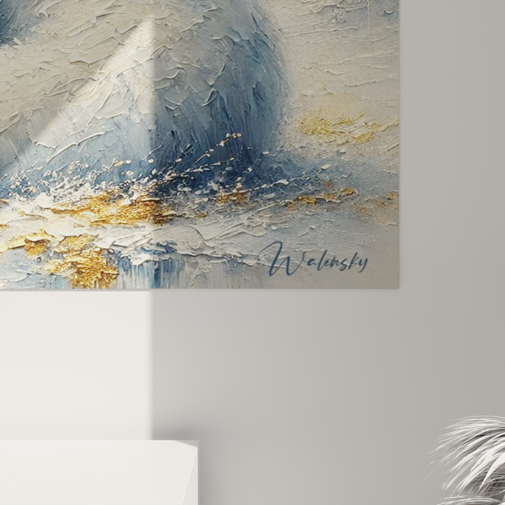 Empâtements épais du pelage blanc et éclats dorés visibles de près sur la toile des ours polaires