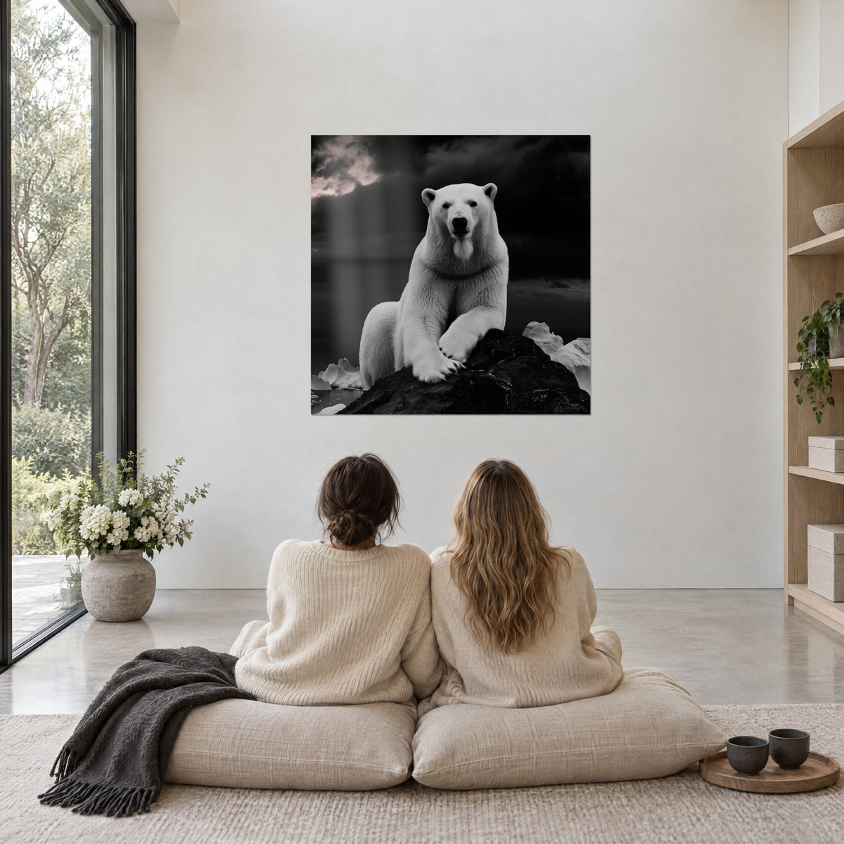 Schilderij majestueuze poolkoning, witte vacht tegen een antracietgrijze stormhemel, bewonderd door twee vrouwen op kussens