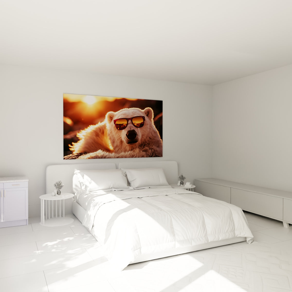 Animal polaire aux lunettes rouges et pelage doré accroché au-dessus d'un lit dans une chambre claire