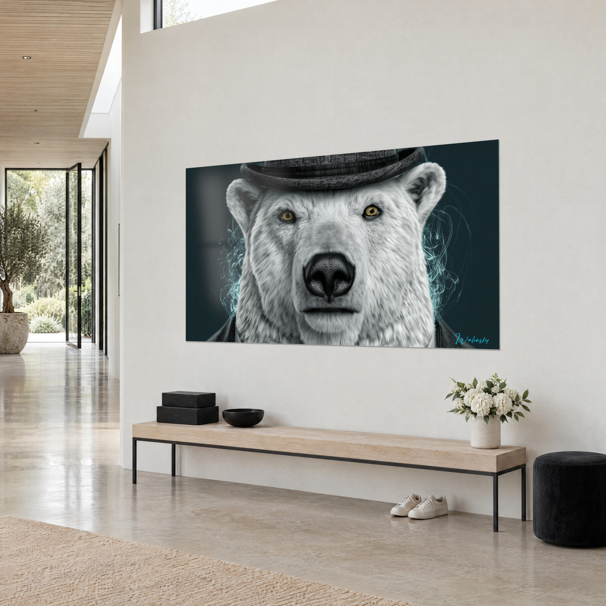 Tableau portrait d'un ours blanc coiffé d'un feutre gris, volutes turquoise sur fond sombre, banc en bois d'une entrée