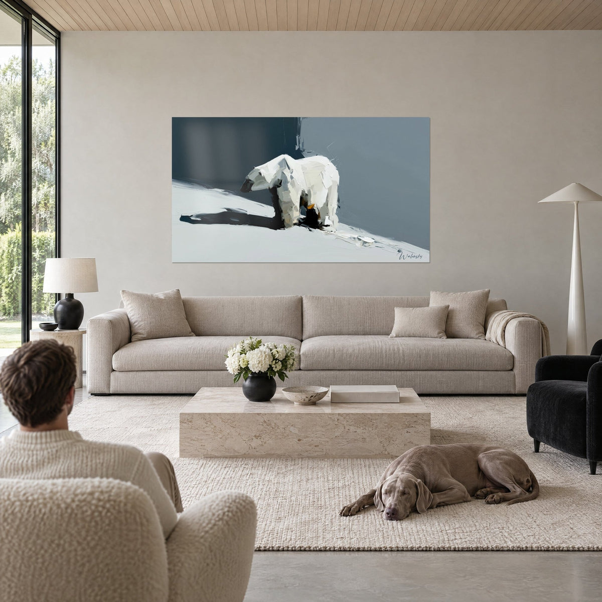 Gemälde eines massiven Eisbären in weißen Spachtelstrichen auf anthrazitfarbenem Grund und hellgrauem Schnee, über einem Sofa in einem lichtdurchfluteten Wohnzimmer