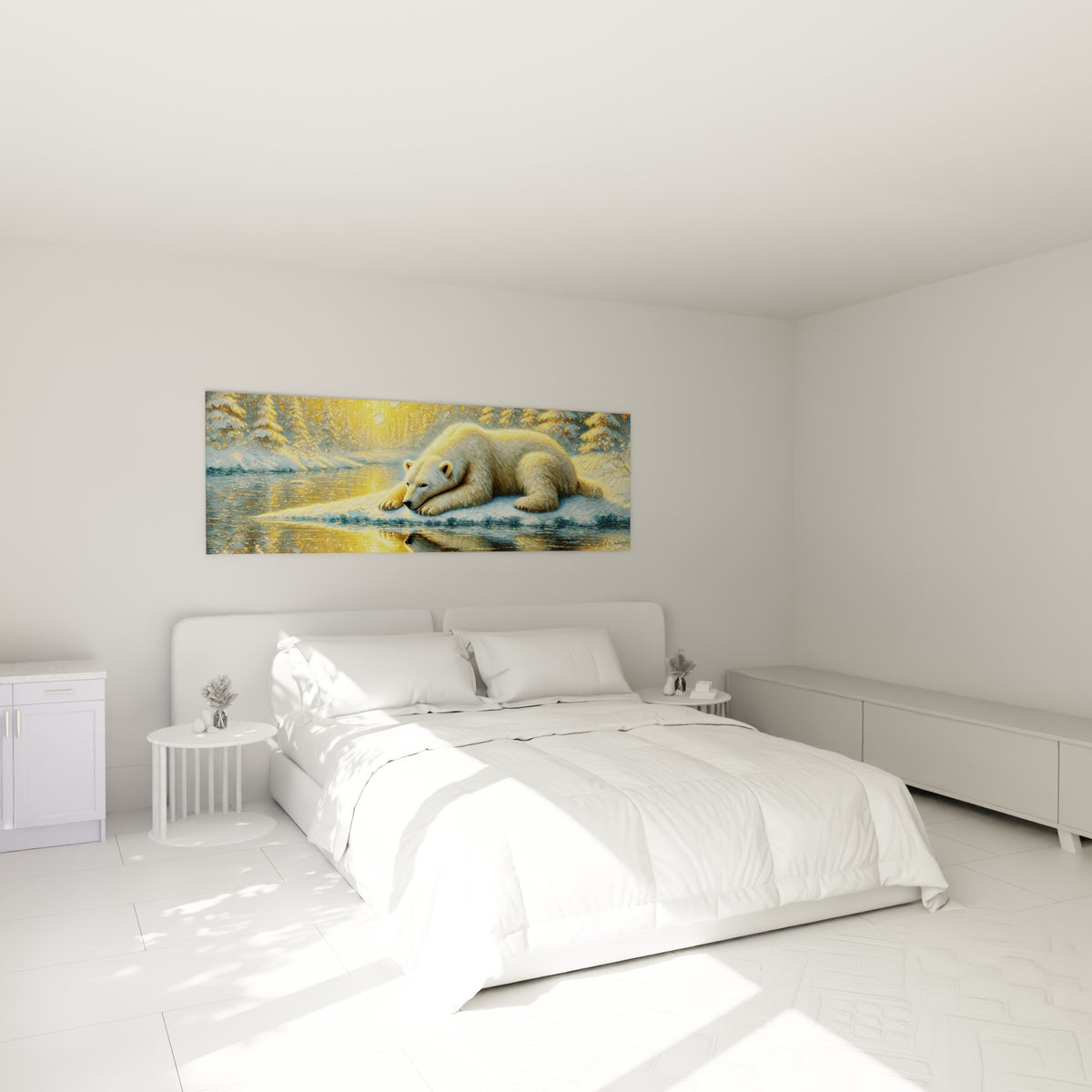 Ours polaire endormi aux teintes dorées et blanches, au-dessus d'un lit dans une chambre claire