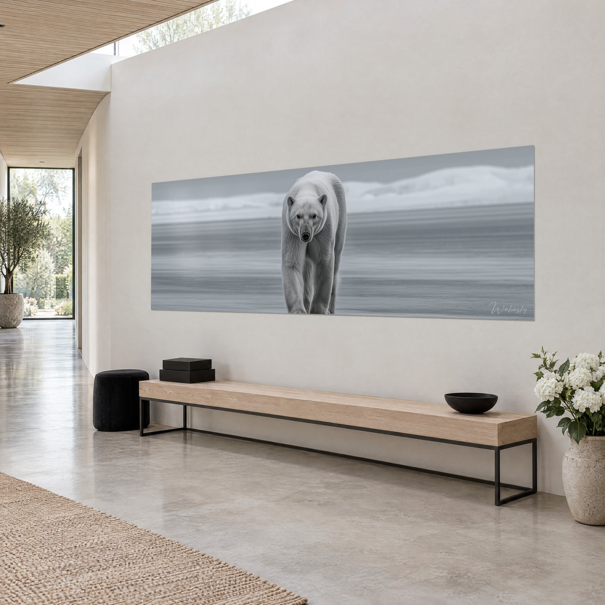 Tableau plantigrade polaire au pelage crème, banquise grise en fond, format panoramique sur un mur beige clair
