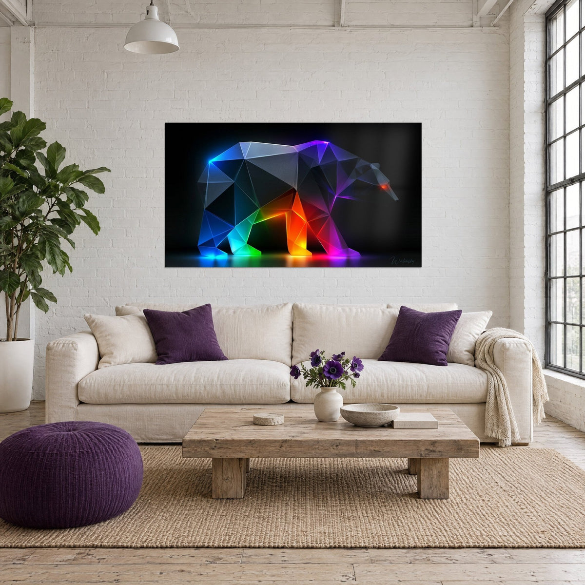 Gemälde geometrischer Bär in Schwarz mit blauen, orangefarbenen und violetten Facetten, über einem Sofa in einem hellen Wohnzimmer hängend