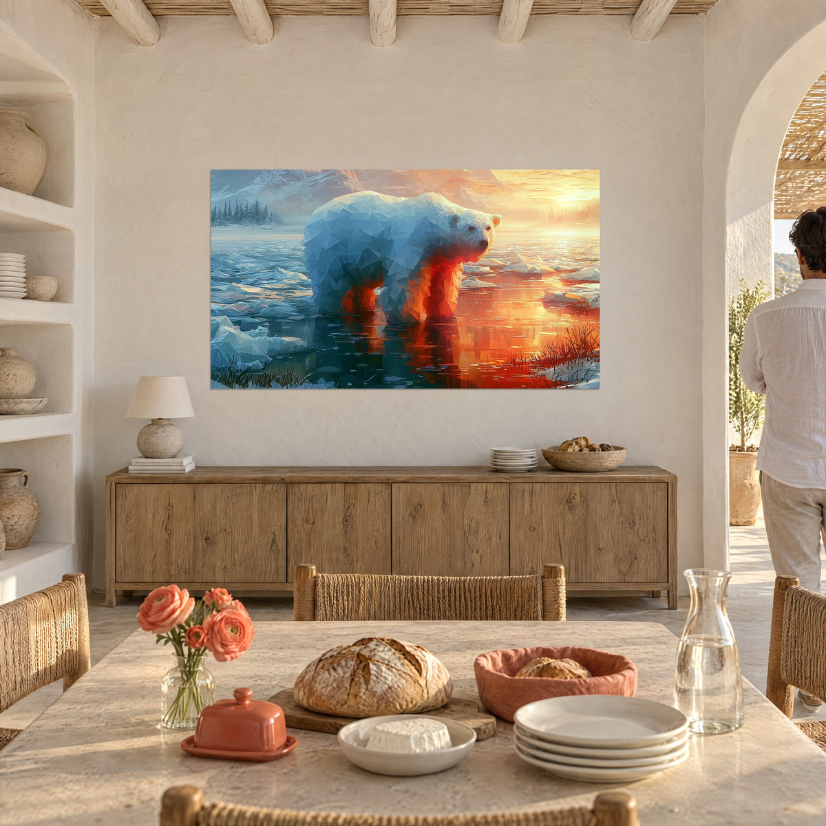 Tableau grand ours des glaces en mosaïque de triangles bleus, reflets ambre sur l'eau, mur crème d'une salle à manger voûtée