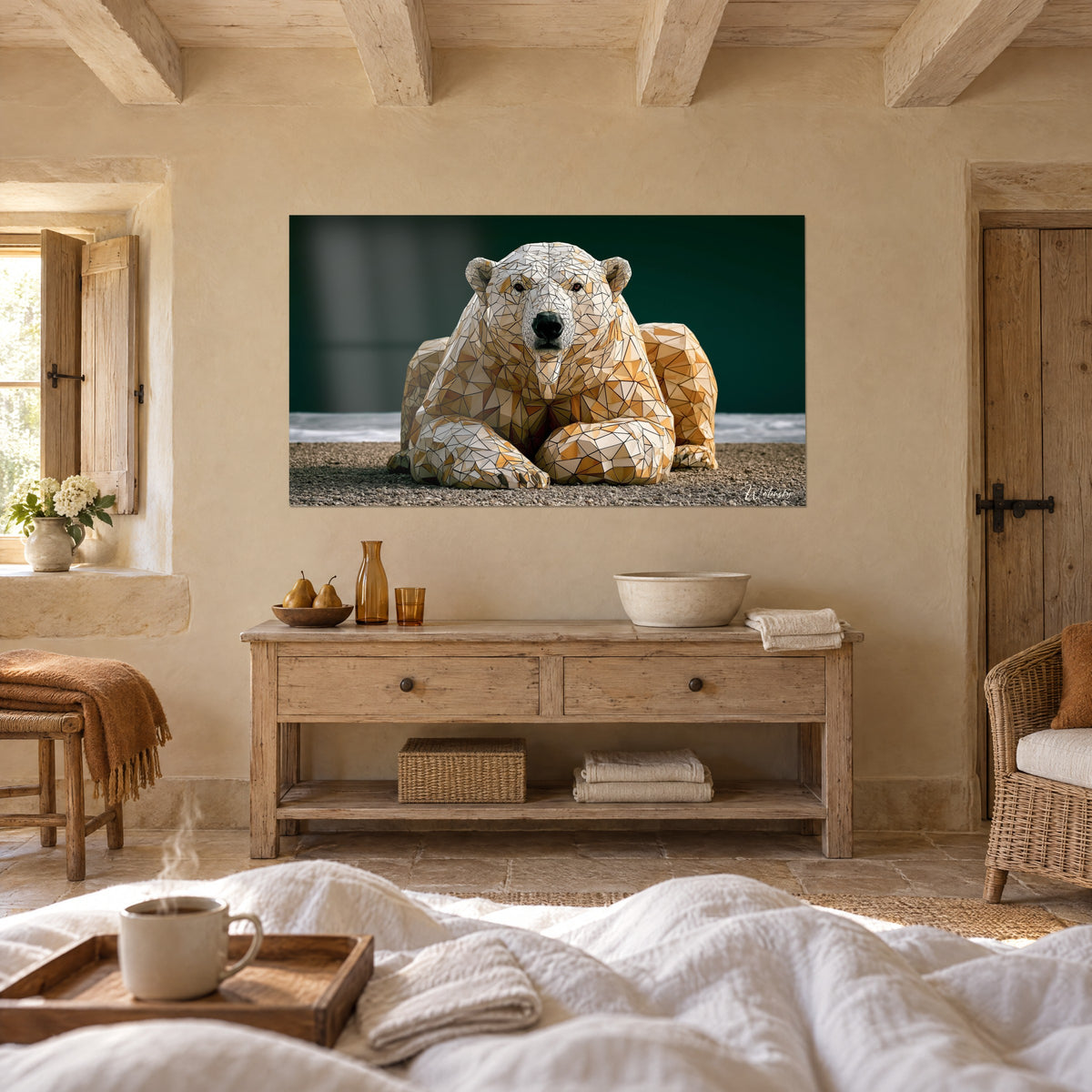 Gemälde riesiges weißes, längliches Polygon-Motiv, gekreuzte Pfoten, Facetten in Ocker und Weiß auf tiefem Grün, über einem Bett in einem hellen Schlafzimmer