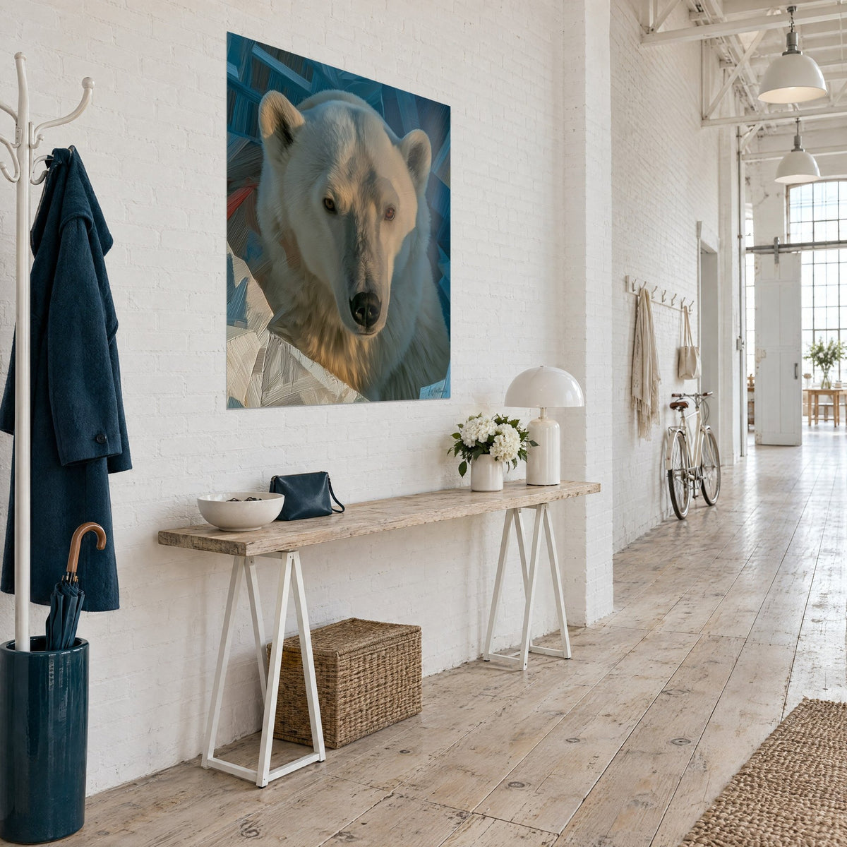 Gemälde Porträt eines weißen Bären mit orangefarbenen Augen und schwarzer Schnauze, marineblaue Fragmente, in einem Loft mit hellen Holzbalken
