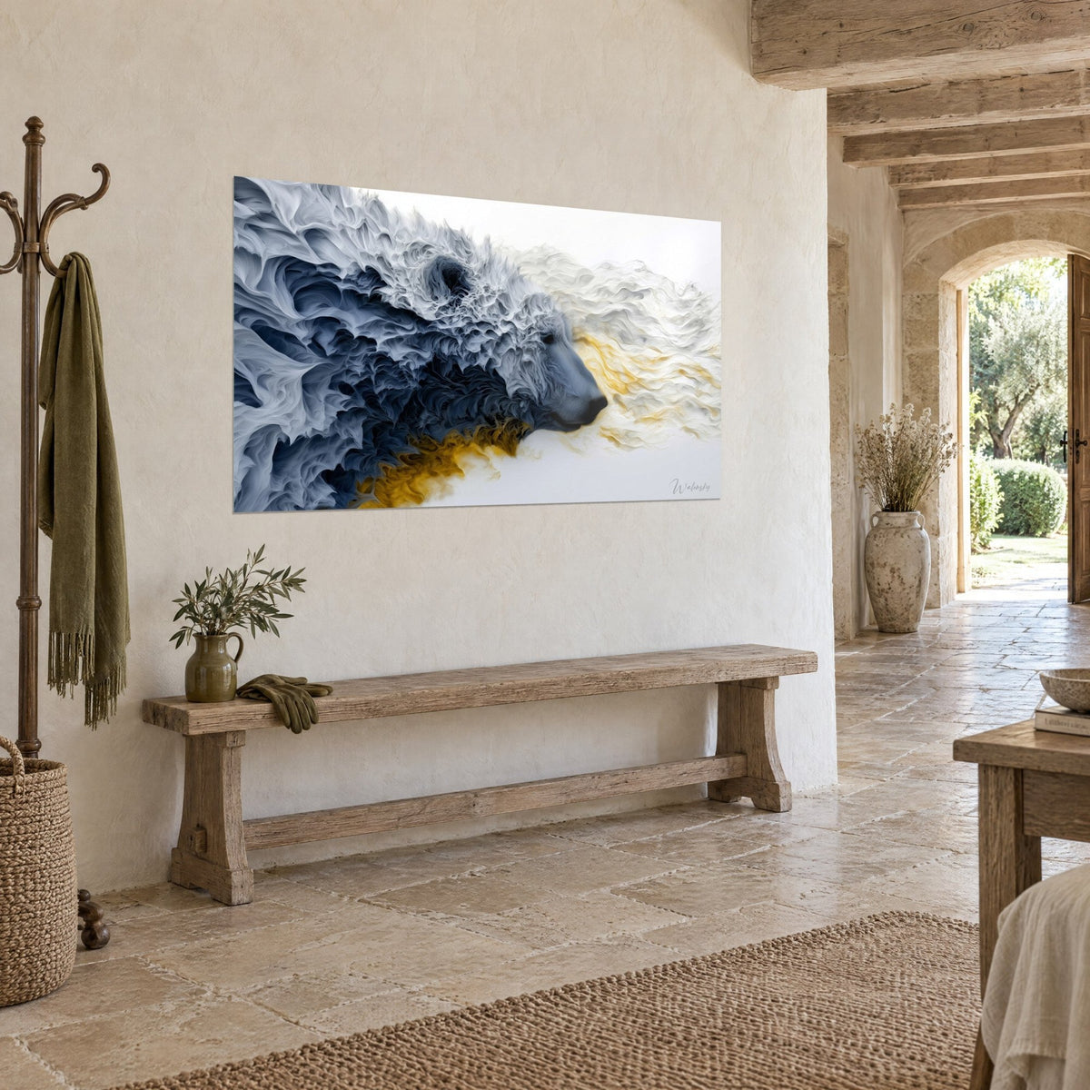 Gemälde Porträt eines weißen Bären, aus grau-blauen und goldenen Pelzwellen geformt, cremefarbene Wand, Holzbank, Steinhaus