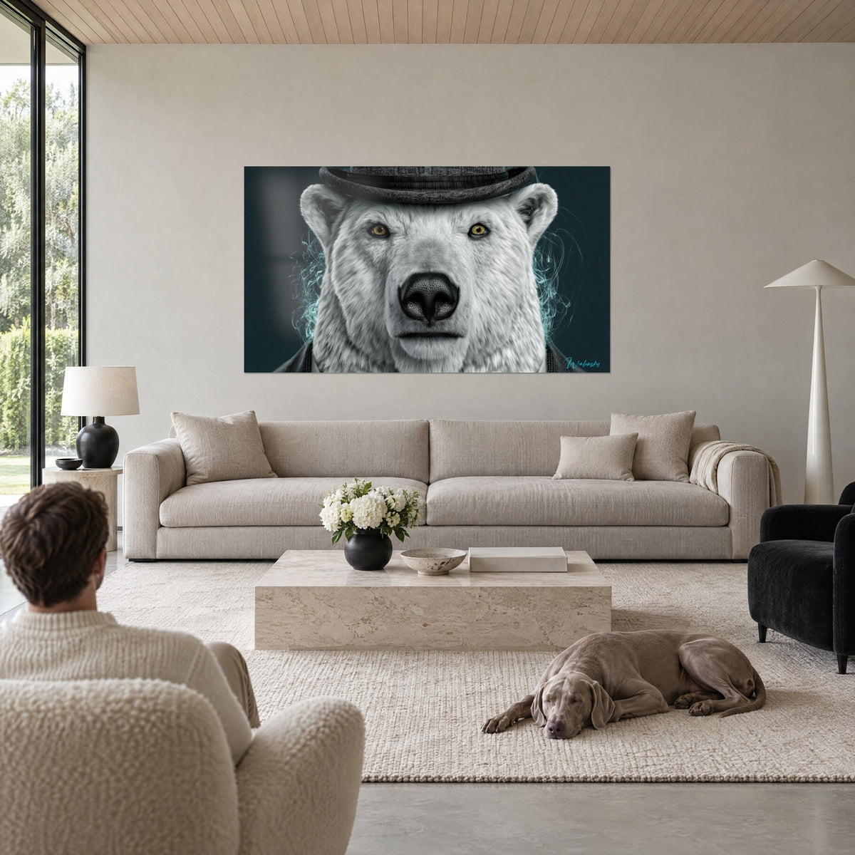 Gemälde Eisbär mit schwarzem Hut und bernsteinfarbenem Blick vor nachtblauem Hintergrund, über einem Sofa in einem hellen Wohnzimmer