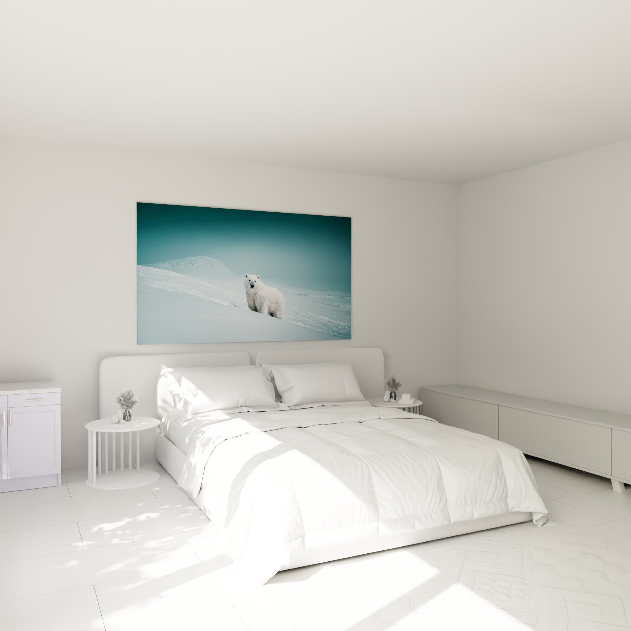 Fourrure blanche et pente bleutée de l'ours polaire au-dessus d'un lit dans une chambre claire