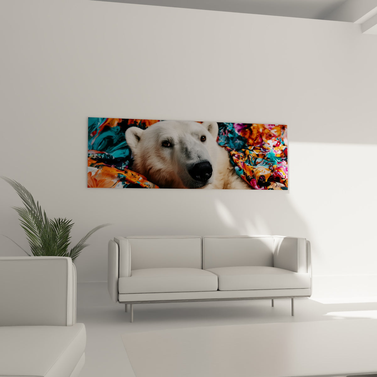 Fourrure blanche de l'ours polaire contrastant avec des étoffes orange vif, au-dessus d'un canapé dans un salon lumineux