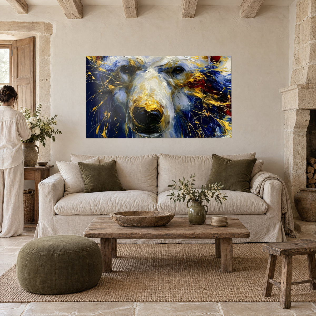 Gemälde Eisbär mit bernsteinfarbenen Augen, weißes und marineblaues Fell mit goldenen Streifen, Frau von hinten, über einem Sofa in einem hellen Wohnzimmer