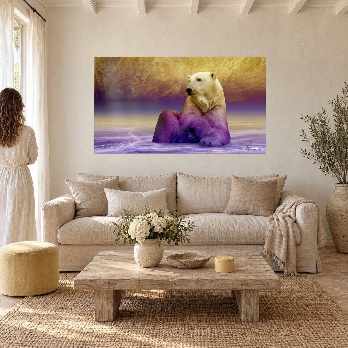 Gemälde majestätischer weißer Bär, cremefarbenes Fell in tiefes Violett übergehend, faserig goldener Himmel, über einem Sofa in einem lichtdurchfluteten Wohnzimmer