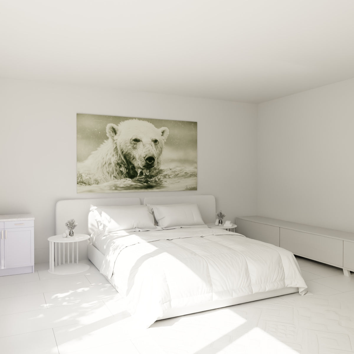 Museau noir et fourrure crème de l'Ours polaire accroché au-dessus d'un lit dans une chambre claire
