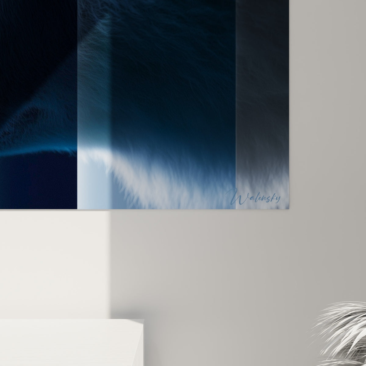 Fourrure d'ours polaire en gros plan, empâtements bleu nuit et blanc lumineux se mêlant sur la texture imprimée