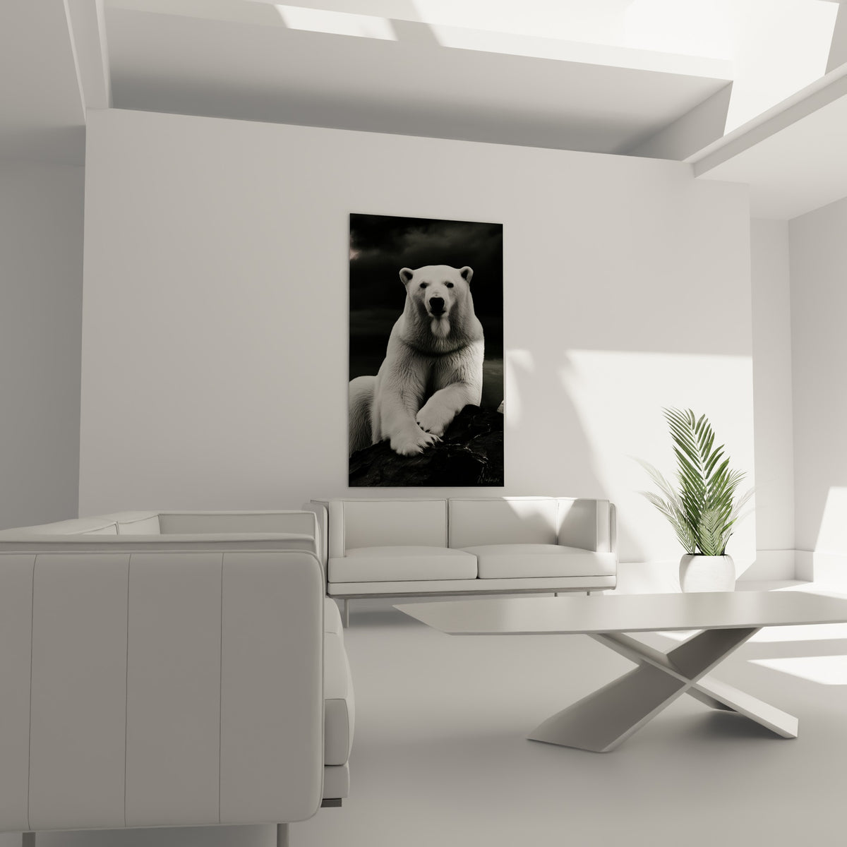 Ours polaire aux tons gris et blanc, regard posé, disposé au-dessus d'un canapé dans un salon lumineux