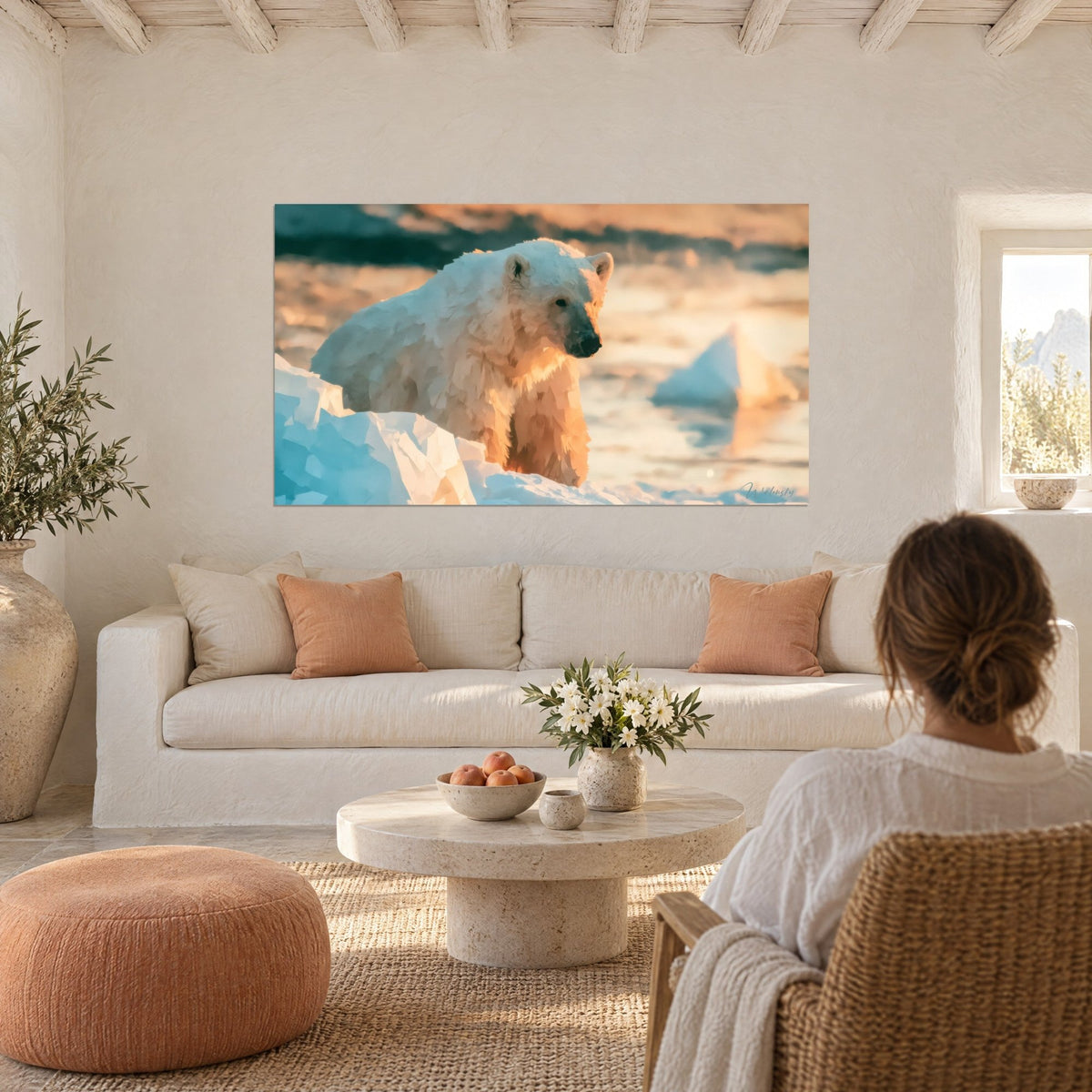 Gemälde Eisbär mit goldcremefarbenem Fell, türkisfarbene Eisscholle und orangefarbener Himmel, über einem Sofa in einem hellen Wohnzimmer