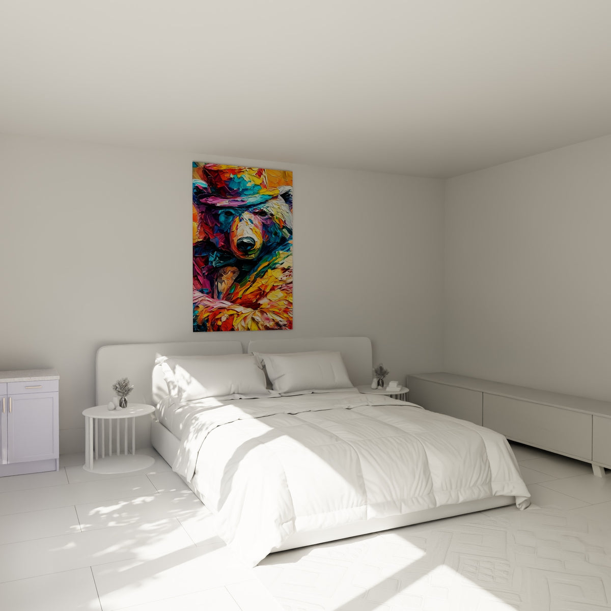 Museau d'ours polaire aux teintes bleu vif et dorées, accroché au-dessus d'un lit dans une chambre claire