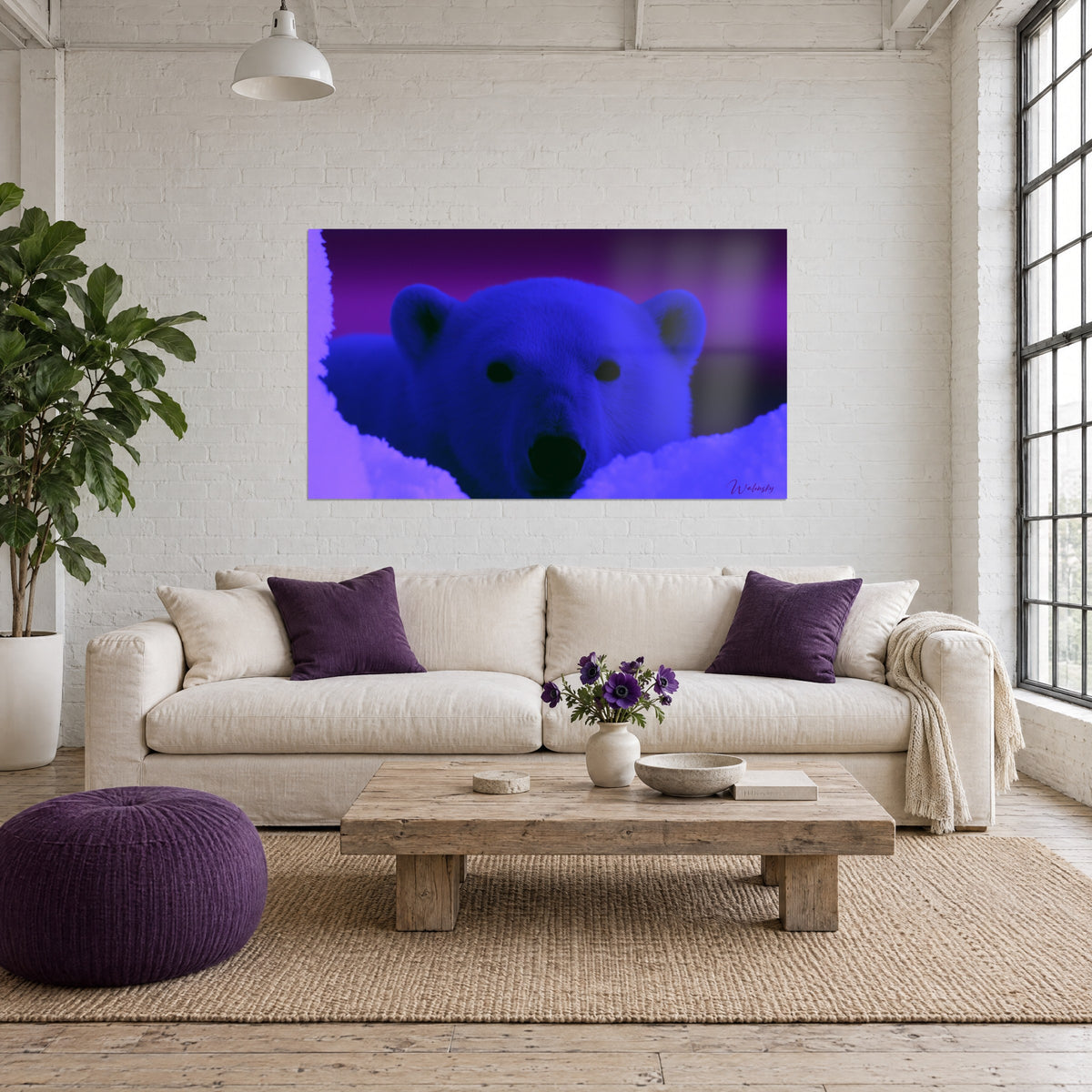 Schilderij van een ijsberjong met elektrisch blauw vacht tegen een paarse lucht, boven een bank in een lichte woonkamer