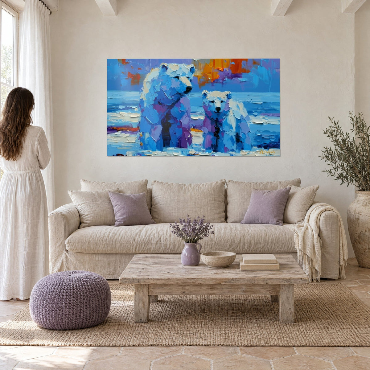 Gemälde Eisbärin mit Jungem in Kobaltblau und Violett, orangefarbene Wolken am Himmel, Frau von hinten, über einem Sofa in einem hellen Wohnzimmer