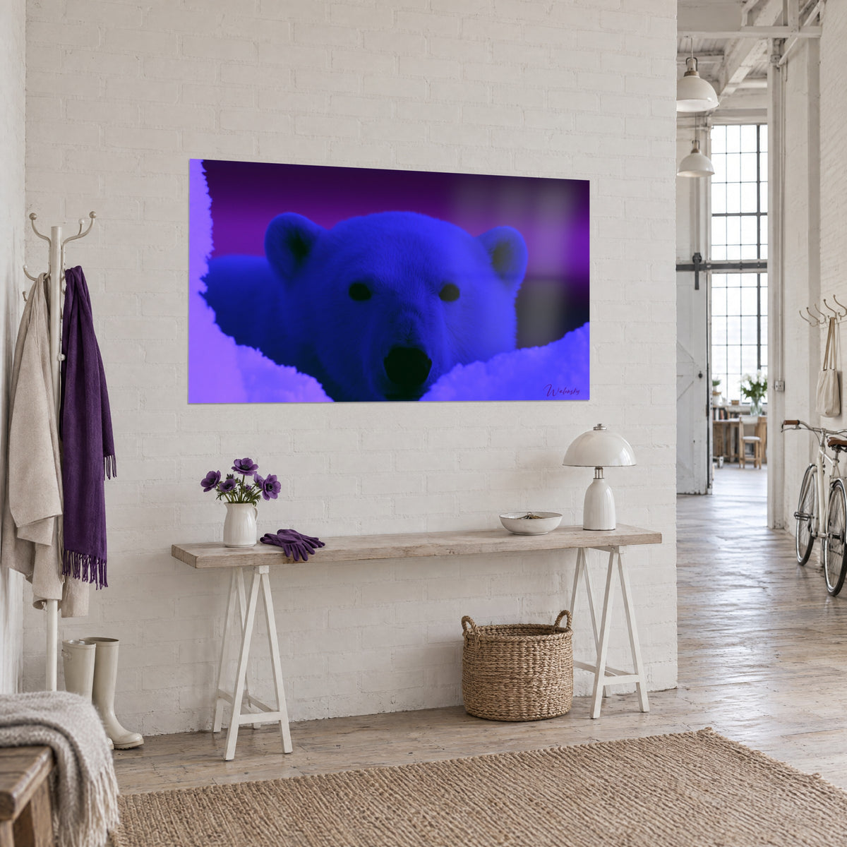 Schilderij van de zwarte snuit van een indigo getinte ijsbeer, paarse achtergrond, boven een houten console in een kunstenaarsloft