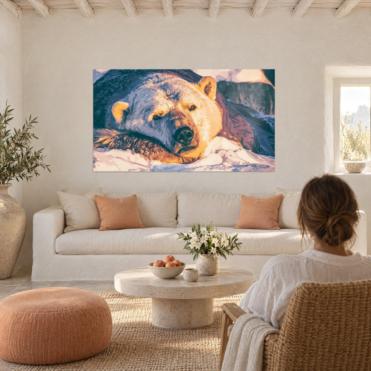Gemälde Eisbär mit bernsteinfarbenem Fell und schiefergrauem Blau, schwarze Schnauze im Schnee, über einem Sofa in einem hellen Wohnzimmer