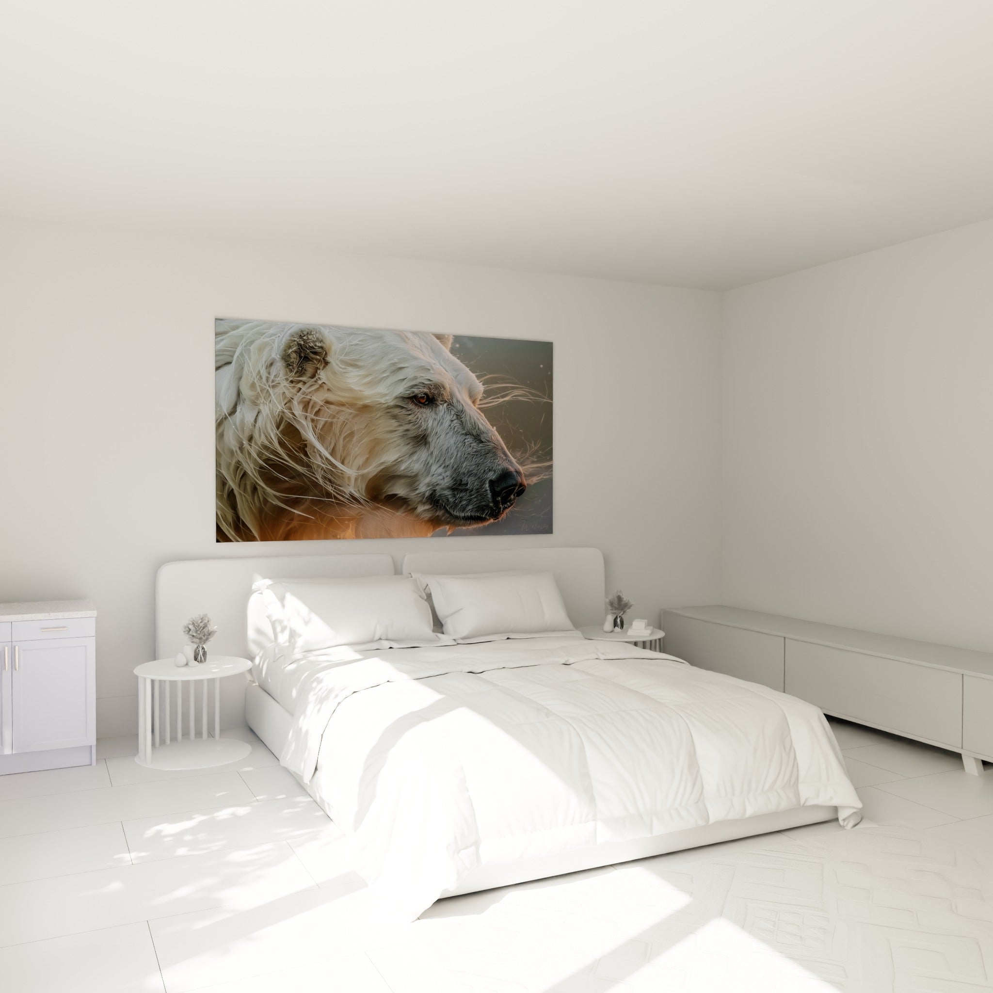 Museau d'ours polaire teinté de doré et d'anthracite, accroché au-dessus d'un lit dans une chambre claire