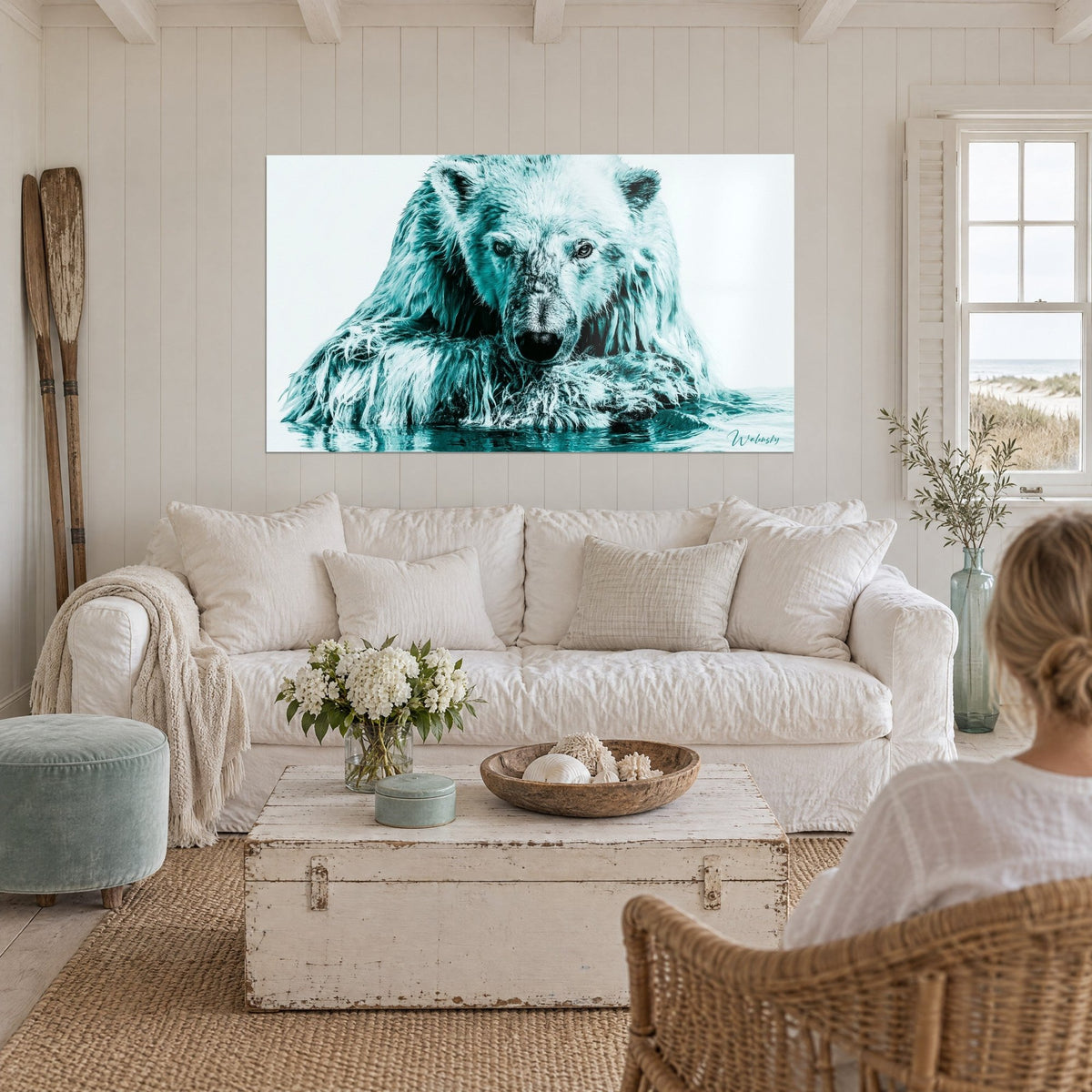Gemälde Eisbär mit nassem türkisfarbenem und weißem Fell, schwarzer Blick, über einem Sofa in einem hellen Wohnzimmer