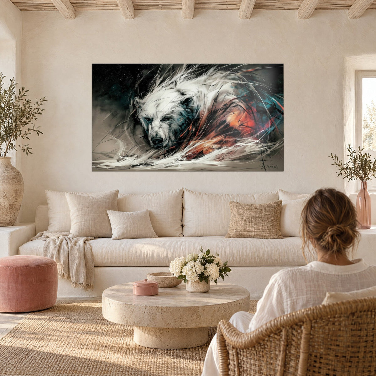 Quadro orso bianco dai tratti impetuosi, sfondo nero stellato e fiamme arancio, sopra un divano in un soggiorno luminoso