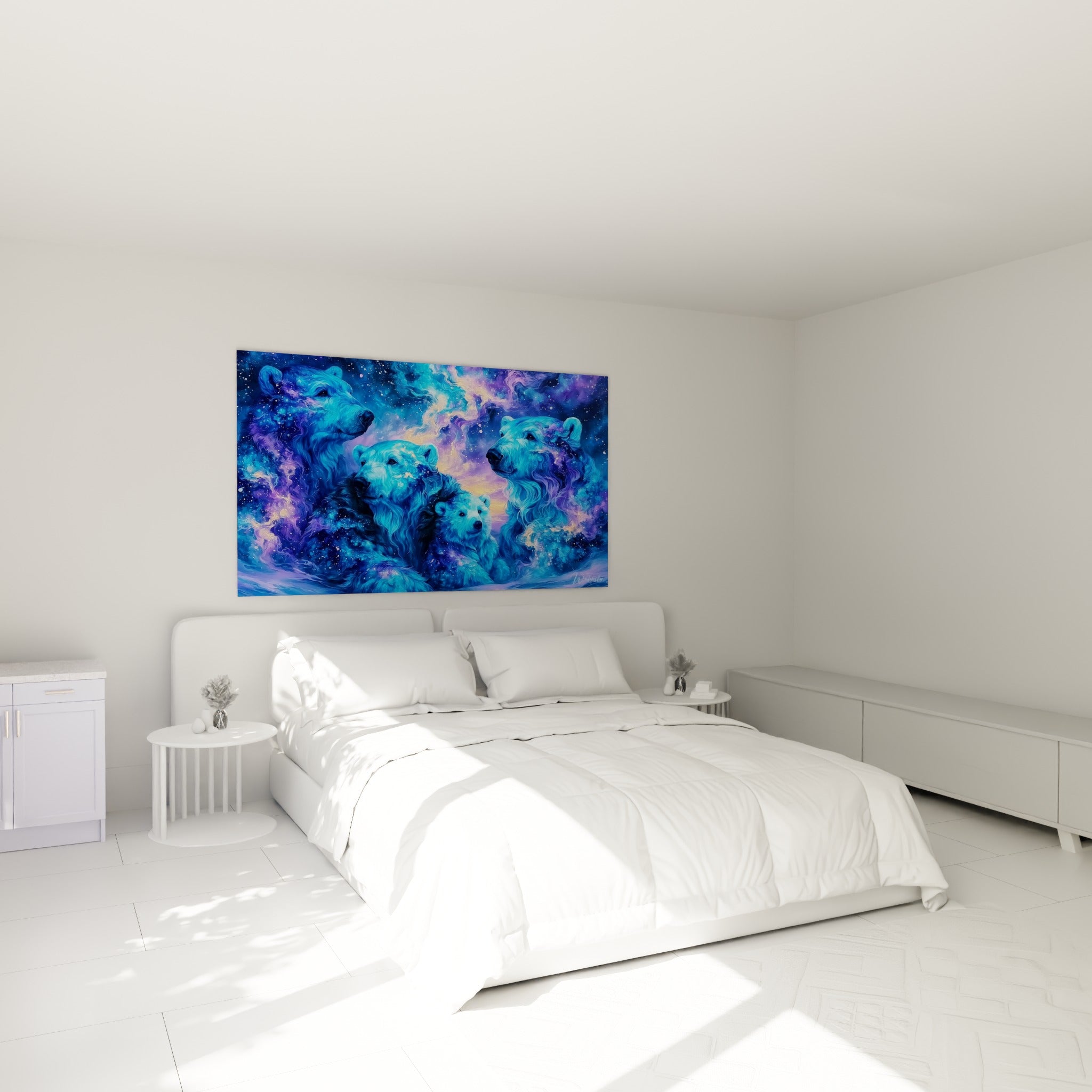 Ourse et son petit veillés par leurs parents en bleu violet, au-dessus d'un lit dans une chambre claire
