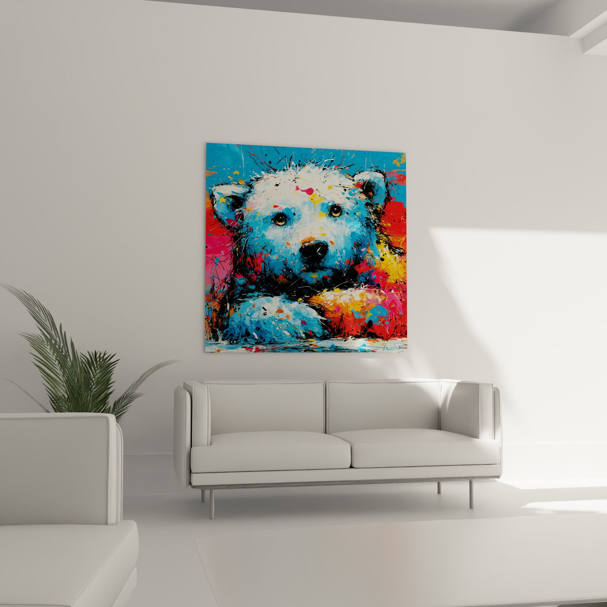 Pattes croisées de l'ours polaire aux touches jaunes et orangées, suspendu au-dessus d'un canapé dans un salon lumineux