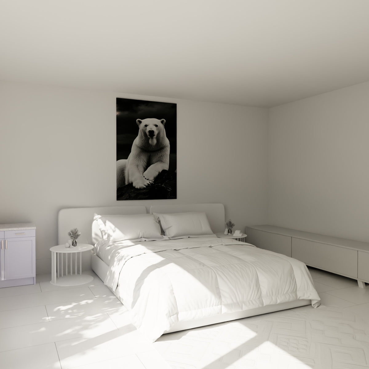 Ours polaire au pelage blanc et posture calme, accroché au-dessus d'un lit dans une chambre claire