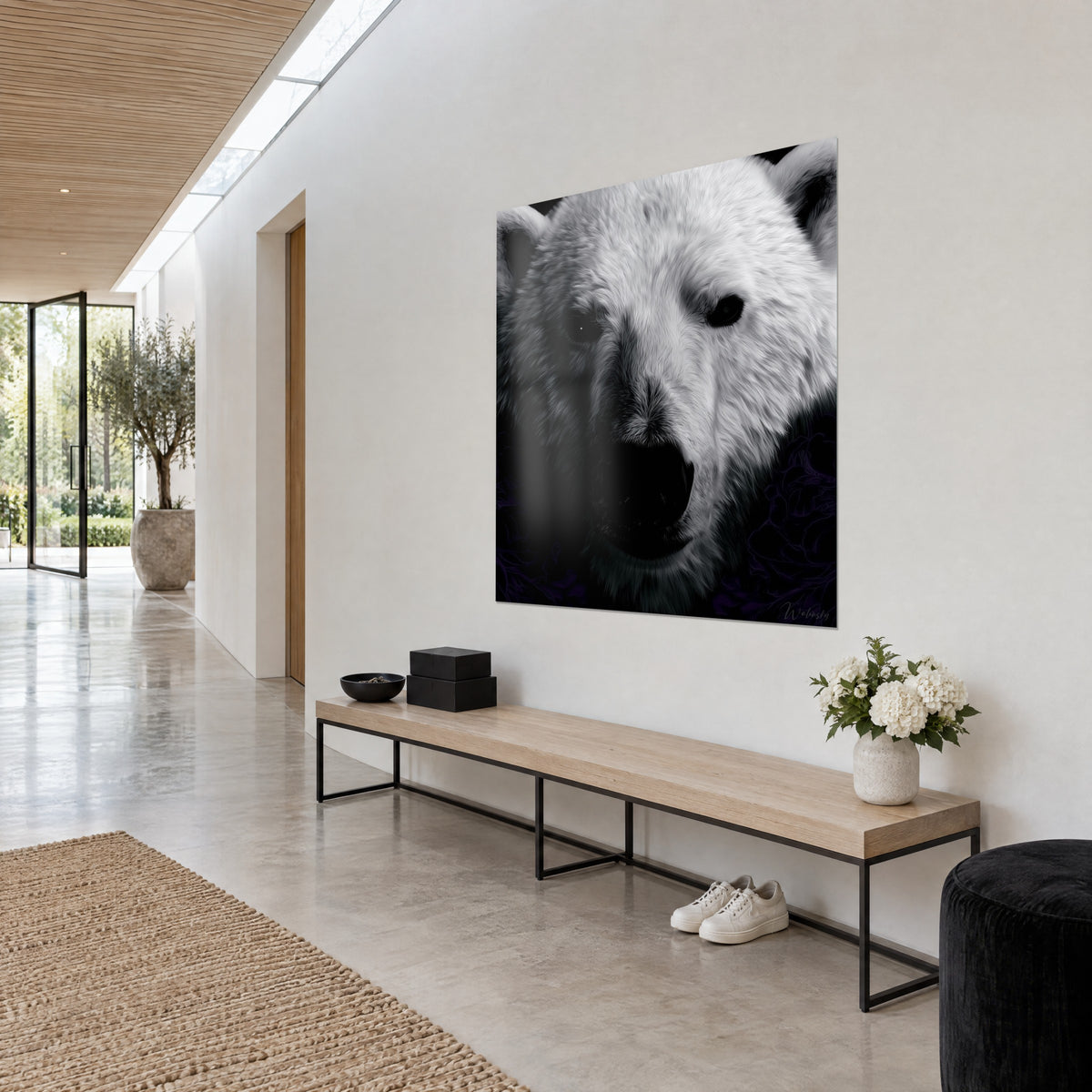 Schilderij portret van een witte beer in zwart-wit, berijpte vacht en inktzwarte ogen, boven een houten bank