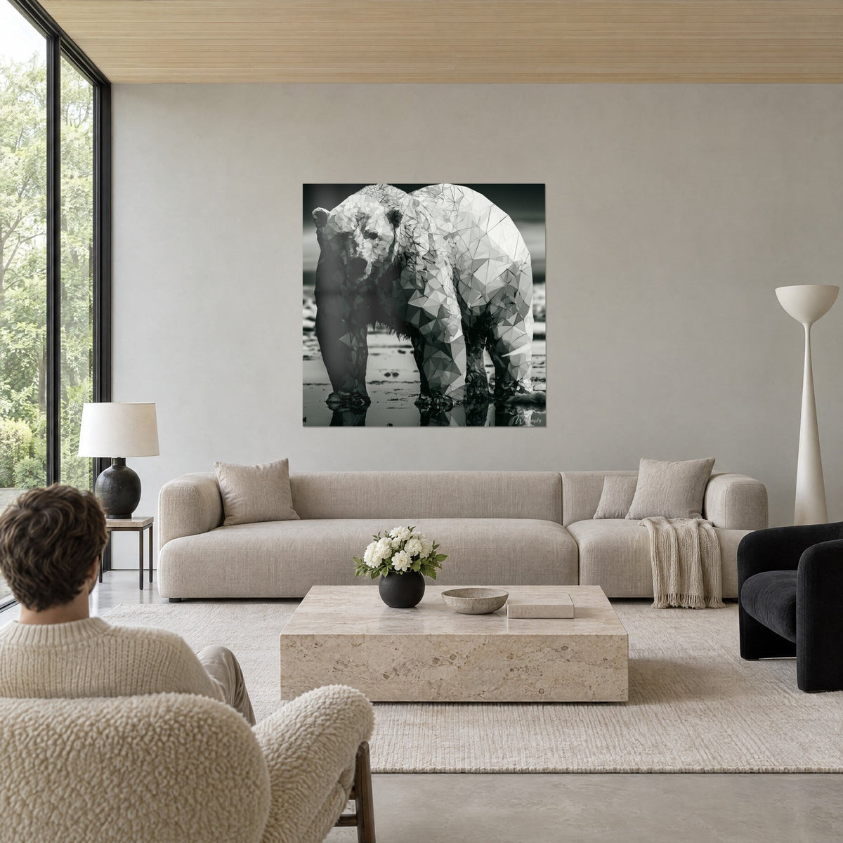 Tableau ours polaire en facettes grises, blanc givré et noir profond, vu de dos par un couple, au-dessus d'un canapé dans un salon lumineux