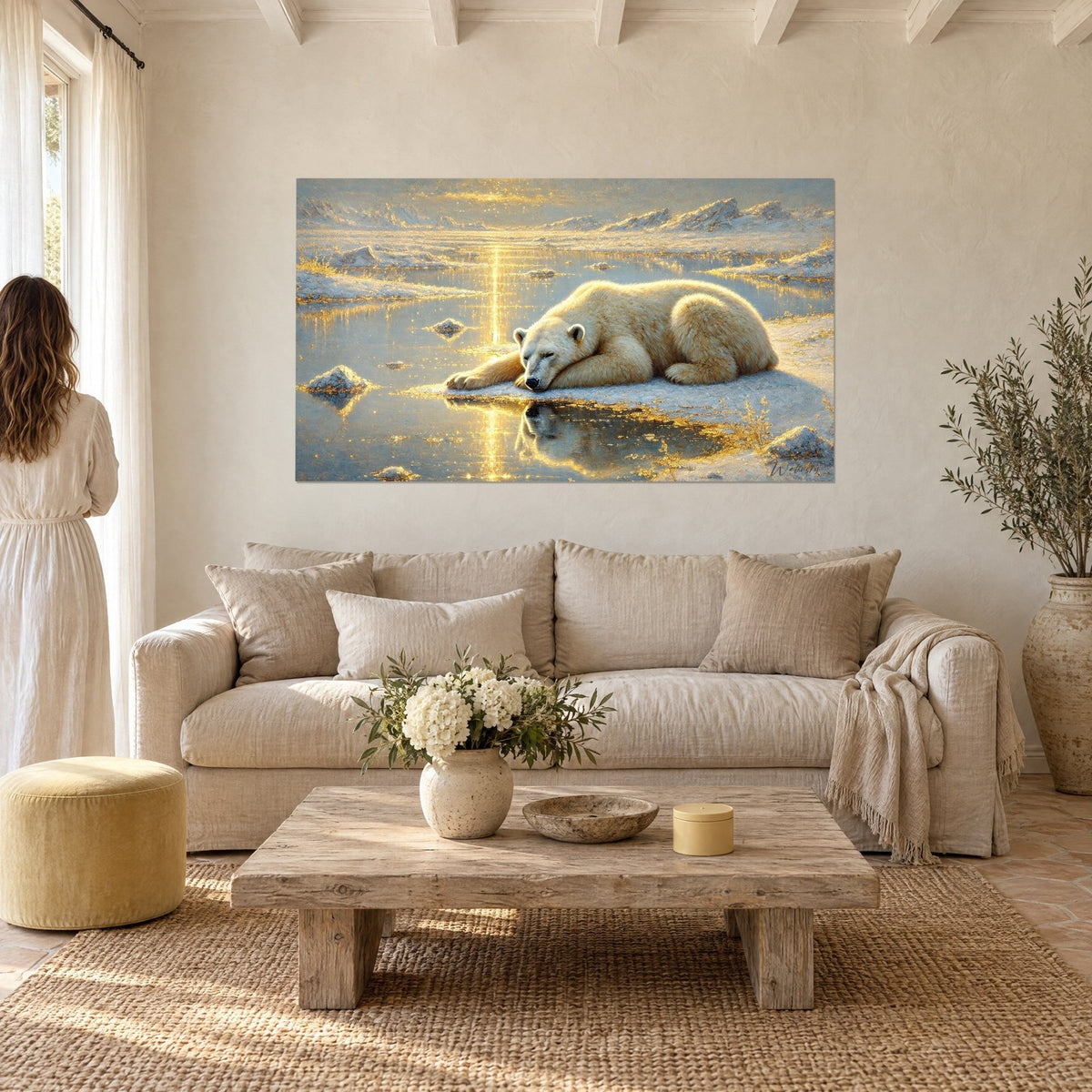 Quadro orso polare bianco assopito su una banchisa dorata, riflessi d'oro sull'acqua, blu ghiacciato, donna di spalle, sopra un divano in un soggiorno luminoso