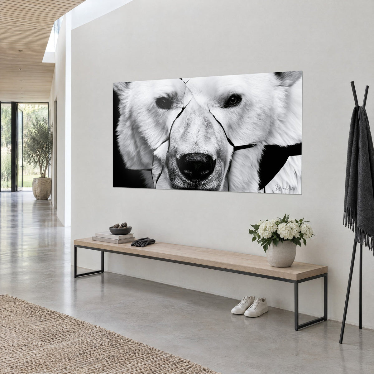 Schilderij portret van een witte beer met zwarte scheuren op de snuit en ivoorkleurige vacht, schuin opgehangen boven een houten bank