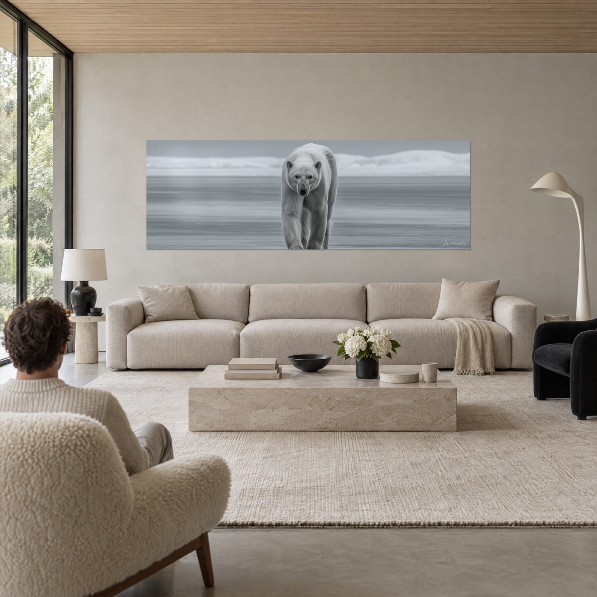 Tableau ours blanc marchant face à nous, ciel gris perle et eau argentée floue, au-dessus d'un canapé dans un salon lumineux