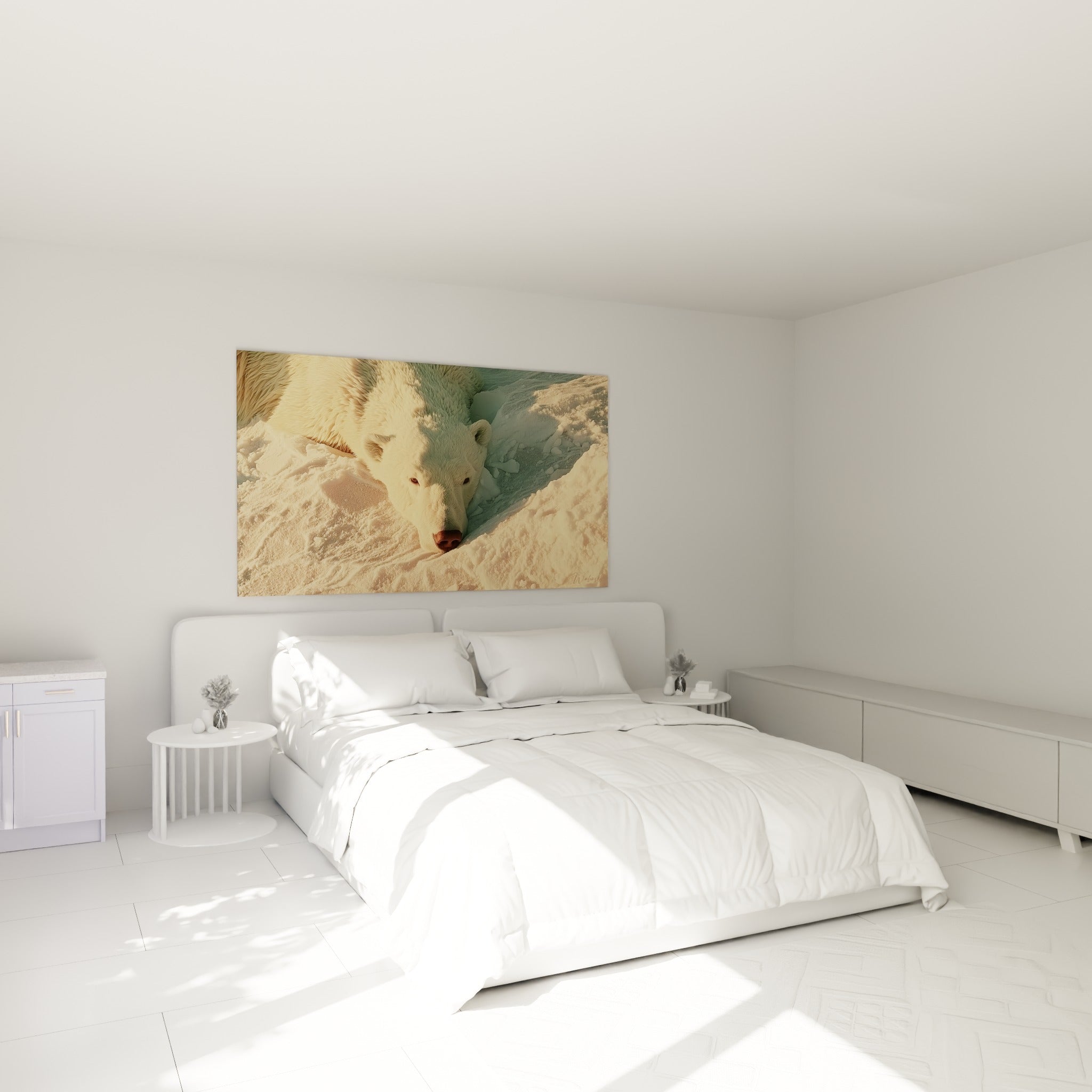 Ours polaire aux tons ocre et bleu pâle, regard mi-clos, au-dessus d'un lit dans une chambre claire